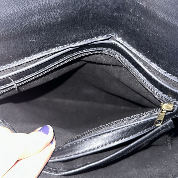 ⭐️SOLD⭐️
Steve Madden Black and Gold Crossbody - Picture 14 of 14